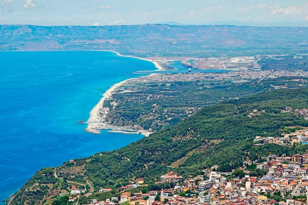 イタリアのカラブリア海岸の風景の空中ビューでは Gioa Tauroと近隣諸国の港 旅行レポートを見ることができます ロイヤリティフリーのストック画像