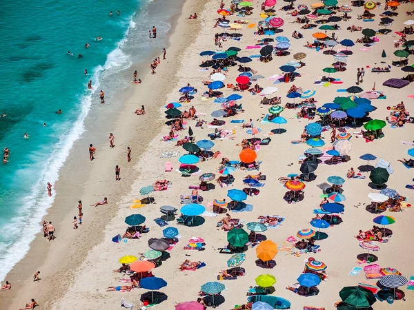 カラブリアのイタリアのビーチは 上記から見られる 観光客はカラフルな傘の下で休息を見て トロピープタウンの旅行レポート ストックフォト