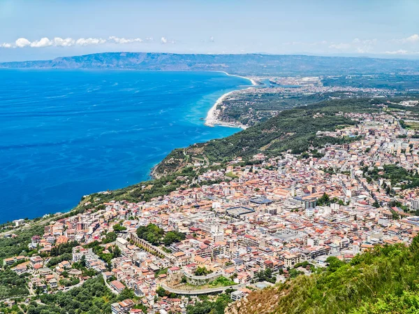 イタリアのカラブリア海岸の風景の空中ビューでは Gioa Tauroと近隣諸国の港 旅行レポートを見ることができます ロイヤリティフリーのストック画像