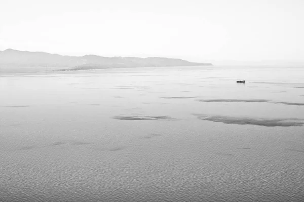 Maritieme Kust Van Tyrreense Zee Met Koopvaardijschip Reisreportage Zuid Italië — Stockfoto