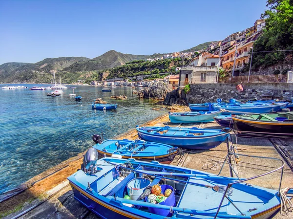 Scilla 'nın Calabria turizm limanında küçük tekneleri ve tipik evleri vardır.