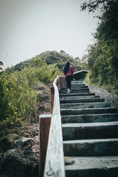 Chica Subiendo Una Escalera Rural —  Fotos de Stock