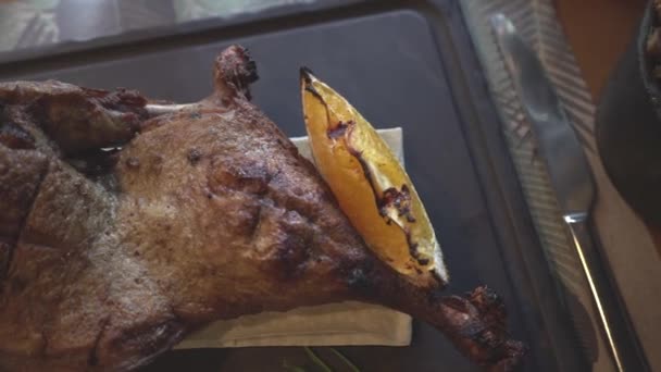 Grilled Duck Leg Orange Slice Restaurant Supply Videos Close High — Vídeo de Stock