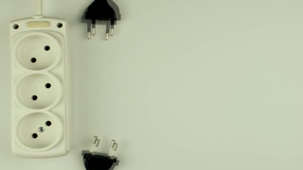Siyah Elektrik Prizleri Beyaz Arka Plandaki Elektrik Dalgalanma Koruyucusunun Prizlerine — Stok video