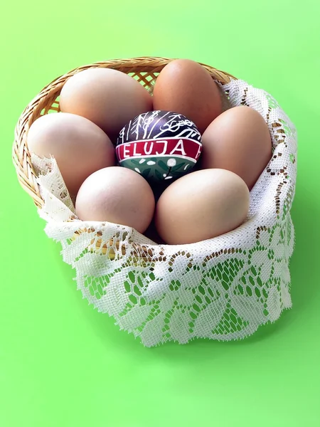 Eggs and easter egg in basket during holidays — Stock Photo, Image