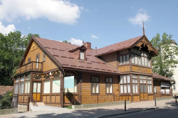 Casa de madeira velha em Krynica — Fotografia de Stock
