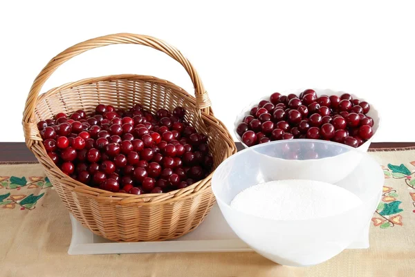 Körsbär i korgen och socker för matlagning frukt bevarar — Stockfoto