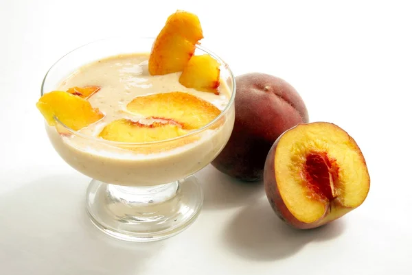 Pfirsiche im Joghurt als Fruchtcocktail zum Dessert — Stockfoto