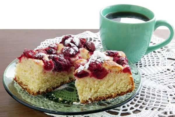 Pastel de frutas con cerezas y taza de café —  Fotos de Stock