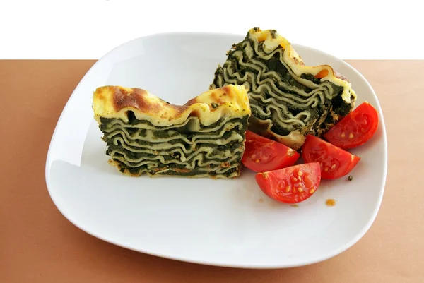 菜食主義の食事とほうれん草のラザニア マカロニ — ストック写真