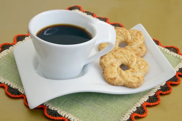 Kaffee und leckere süße Kekse — Stockfoto