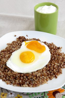 kızarmış yumurta ve vejetaryen yemeği yemek olarak kefir ile buğday yulaf çorbası