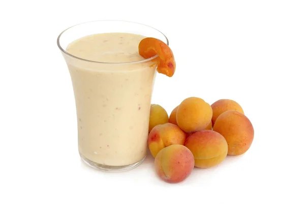Aprikosen und Joghurt als vollwertiger Fruchtcocktail — Stockfoto