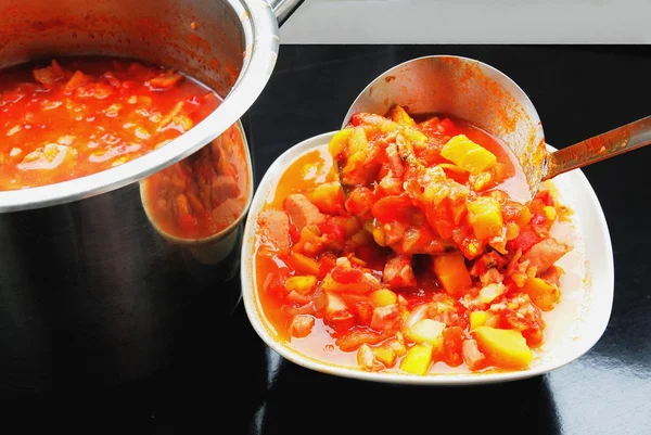 Repas hongrois savoureux avec poivre, tomates, oignons et bacon — Photo