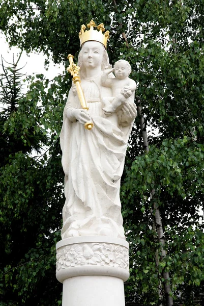 Gammal staty av st.mary med Kristus-baby i rzeszow — Stockfoto