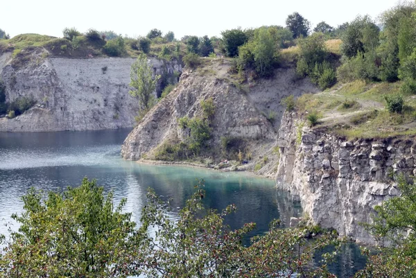 Diepe lake zakrzowek tussen kalksteen rotsen in Krakau — Stockfoto