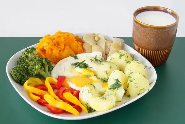 Ovos fritos, legumes e leite azedo como refeição de jantar vegetariana — Fotografia de Stock