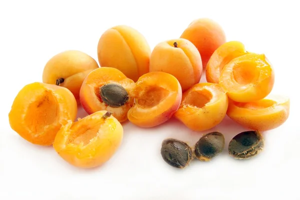 Свежие, вкусные, золотые абрикосы — стоковое фото