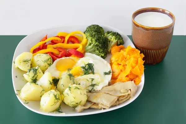 Scrambled eggs with vegetable and sour milk for vegetarian dinner or lunch — Stock Photo, Image
