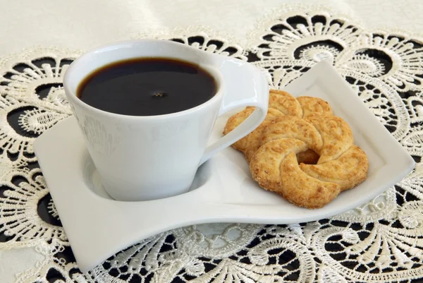 Café preto, quente e bolo doce — Fotografia de Stock