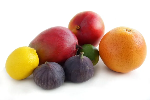 Манго, инжир, лимон, лаймы и апельсин, как тропические фрукты — стоковое фото