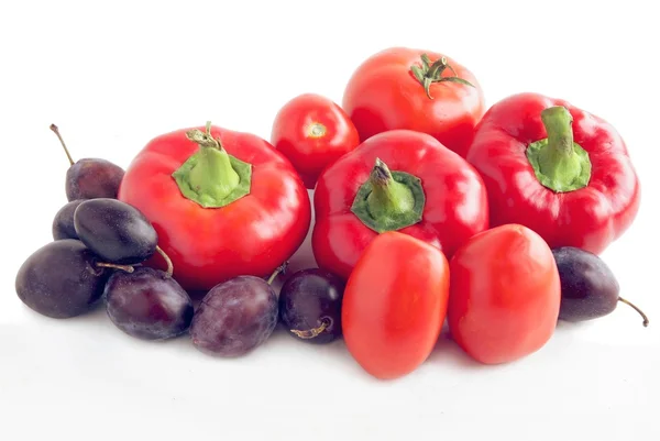 Červené papriky, rajčata a švestky před vařením kečup zachovat — Stock fotografie