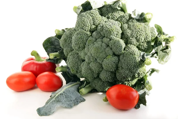 Brócoli verde y tomates rojos como vegetales muy saludables — Foto de Stock