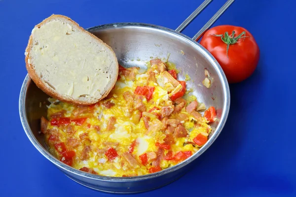 Ovos mexidos com pimenta, presunto, cebola, tomate e pão para saboroso café da manhã — Fotografia de Stock