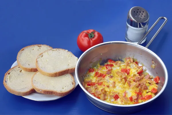 Äggröra, tomat, bröd och smör som frukost måltid — Stockfoto