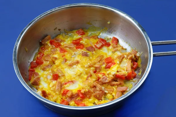 Ovos mexidos com pimenta e tomate no café da manhã — Fotografia de Stock