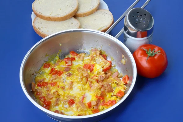 Oeufs brouillés avec tomate sur la poêle et pain pour le petit déjeuner — Photo