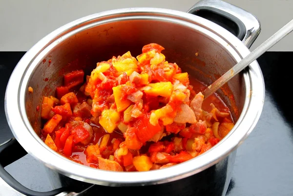 Gulasch di verdure e carne ungherese saporito e piccante chiamato "Letcho " — Foto Stock