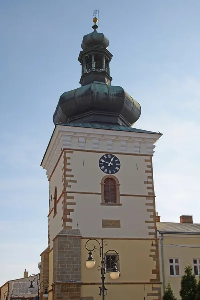 Torre antigua renaissanse con campanario de iglesia parroquial en Krosno —  Fotos de Stock