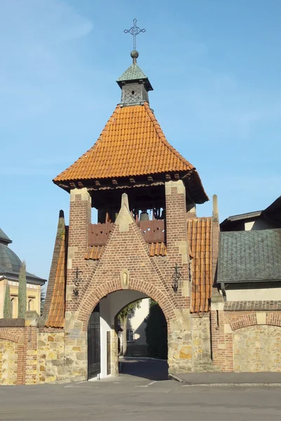 Porta antiga e campanário da igreja franciscana em Krosno — Fotografia de Stock
