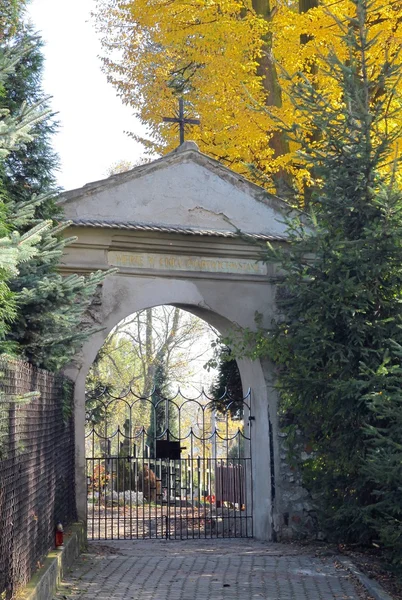 Eski tyniec krakow yakınındaki mezarlıkta kapısı — Stok fotoğraf