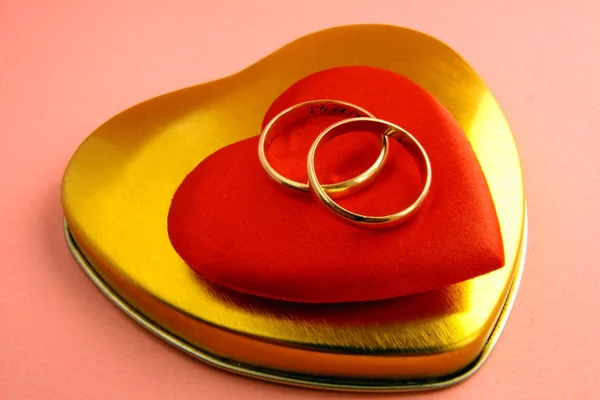 Gold wedding ring as symbol of love and marriage — Stock Photo, Image