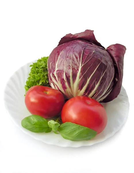 Lattuga viola, pomodori rossi e foglie di basilico verde — Foto Stock