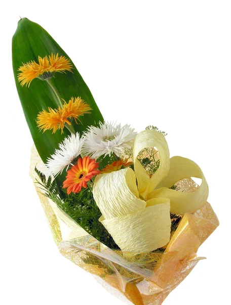 Декоративная поза с цветами, пальмовым листом и лентами — стоковое фото