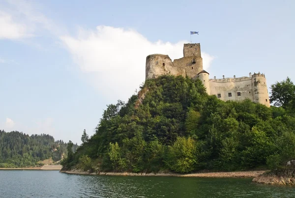 Velho castelo Niedzica sobre lago — Fotografia de Stock