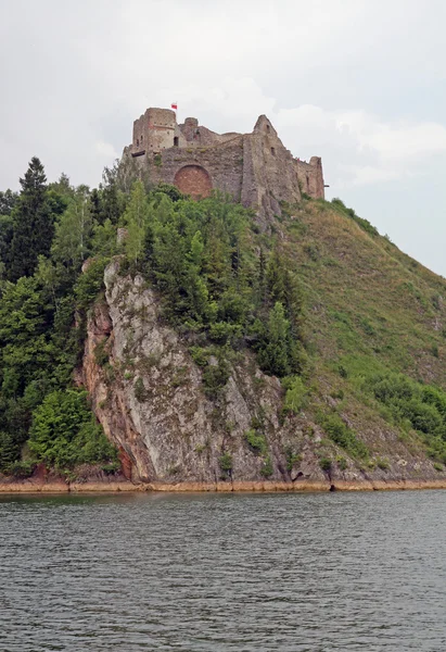 Ruïnes van het oude kasteel in czorsztyn op kalksteen rotsen — Stockfoto