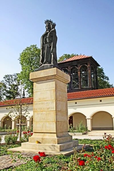 Estatua de "Virgen María" en el patio del monasterio de cisterna en Mogila, cerca de Cracovia —  Fotos de Stock