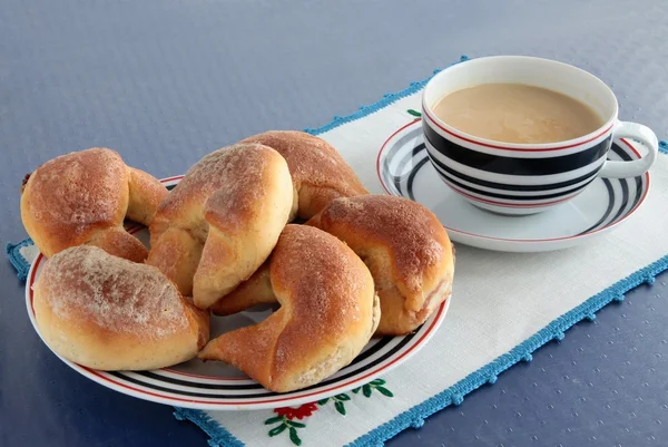 Croissanter med sylt och vit kaffe till frukost — Stockfoto