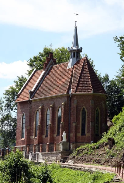 Kleine kerk in zegiestow in de buurt van krynica — Stockfoto