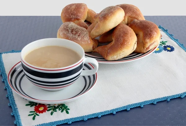 Gustosi croissant dolci con marmellata a colazione — Foto Stock