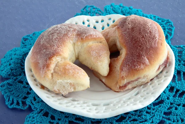 Cruasanes dulces con mermelada para el desayuno —  Fotos de Stock