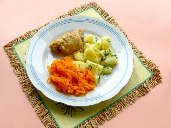Куриная нога с картофельным пюре и морковью в качестве вкусного блюда — стоковое фото