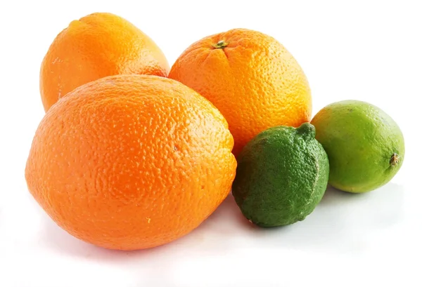 Portakal ve yeşil limon — Stok fotoğraf