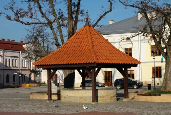 Velho bem na Praça do mercado em Krosno — Fotografia de Stock