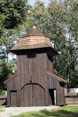 krakow yakınlarında mogila içinde eski ahşap Katolik Kilisesi'nin çan kulesi kapısı