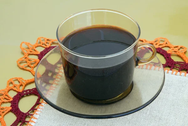 Café caliente, negro en taza marrón de cristal — Foto de Stock